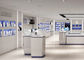 Madeira azul das vitrinas da sala de exposições da decoração da cor e material de vidro moderado