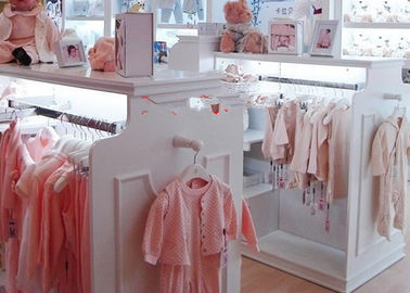 Lojas de roupas de bebê bonitas e limpas