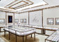 Vitrinas luxuosas Eco da sala de exposições do projeto - material amigável coberto com os painéis de vidro