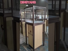 As vitrines de jóias não são apenas uma plataforma para exibir produtos, mas também um reforço da imagem da marca