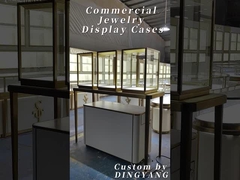 Vitrines de jóias de ouro e bege criam um ambiente de luxo e de compras quentes